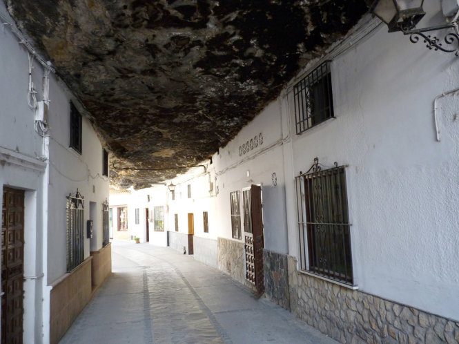 Một con đường ở luôn mát mẻ với tảng đá che bên trên ở thị trấn Setenil de las Bodegas